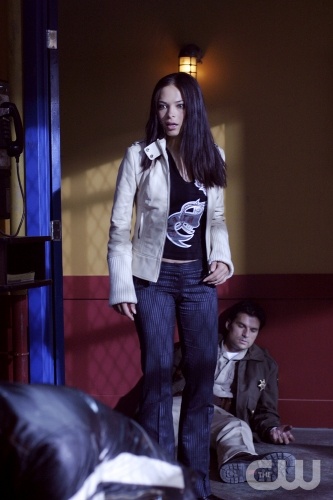 TheCW Staffel1-7Pics_39.jpg - SMALLVILLE"Magnetic" (Episode #307)Image #SM307-0939Pictured (left to right): Kristin Kreuk as Lana Lang, Doug Chapmas as Deputy #1Photo Credit: © The WB/Michael Courtney
